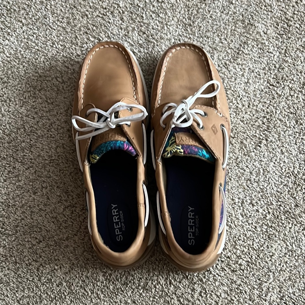 Brand-new never worn womens sperrys 8.5M